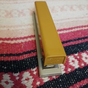 Vintage‎ Swingline 407 Plastic & Metal Mustard Brown Large Stapler With Staples